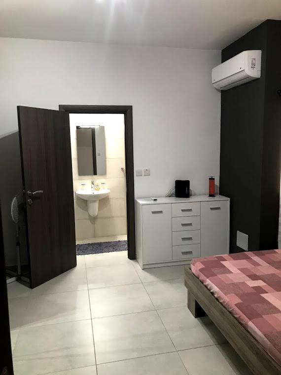 Luqa Apartment - 5 Mins From Airport Экстерьер фото